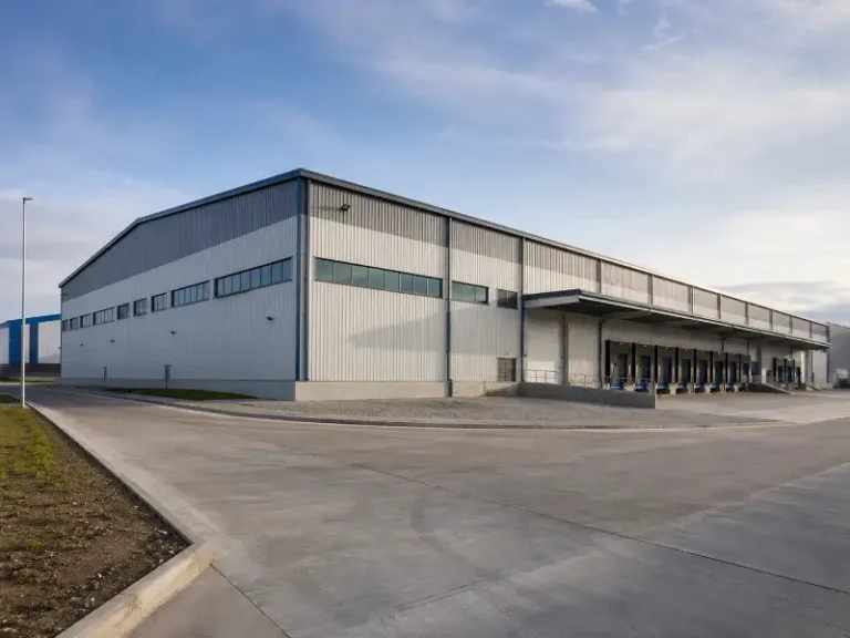 Vista exterior de una nave industrial de estructura metálica en un parque industrial latinoamericano