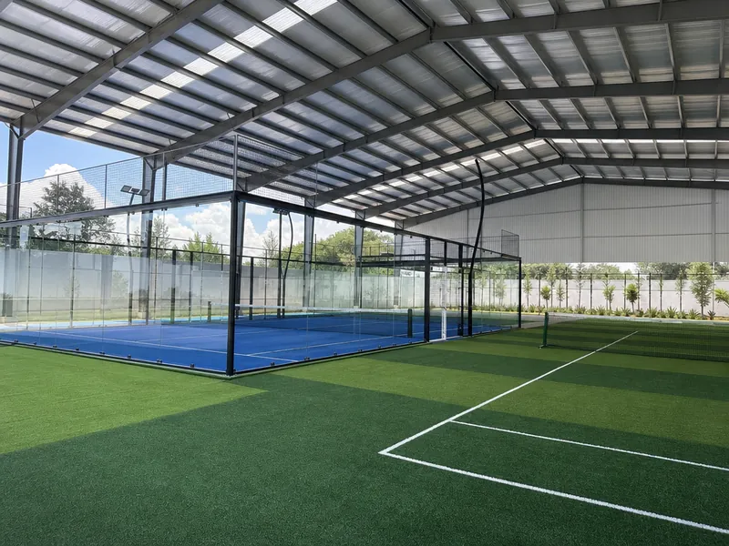 Centro recreativo metálico prefabricado con pistas de pádel techadas bajo cubierta de acero